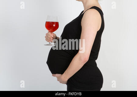 Femme enceinte avec l'alcool. Banque D'Images