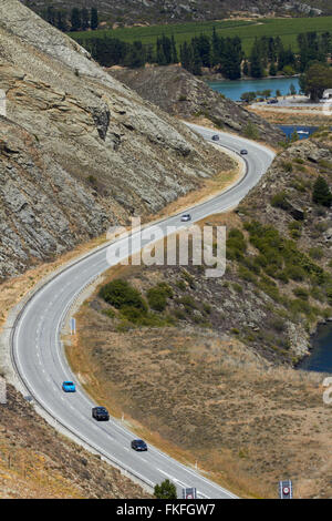 Virage "S" sur l'autoroute 8 près de Cromwell, Central Otago, île du Sud, Nouvelle-Zélande Banque D'Images