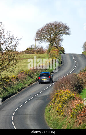 Voiture roulant le long d'une route de campagne dans la campagne anglaise Banque D'Images