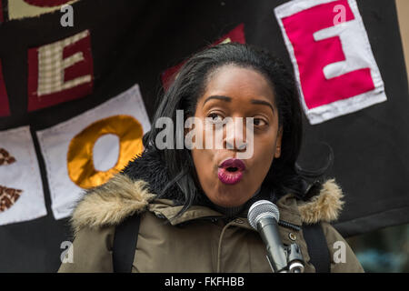 Londres, Royaume-Uni. 8 mars, 2016. Du travail d'Edmonton Osamor MP Kate prend la parole à l'égard des femmes pour les femmes réfugiées de 'Set' de son cas à l'extérieur du Home Office appelant à mettre fin à la détention indéfinie des demandeurs d'asile, la fermeture des prisons de l'immigration tels que et de Yarl's Wood un terme à la détention des femmes enceintes. Peter Marshall/Alamy Live News Banque D'Images