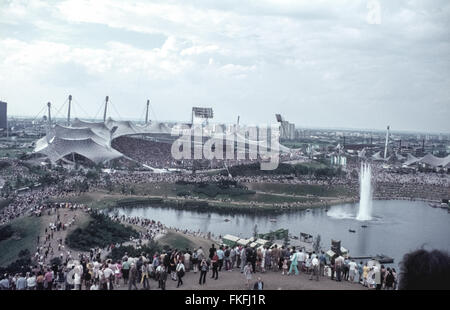 Während der Olympischen Spiele à München. Blick vom Schuttberg auf die Zuschauer. Les Jeux Olympiques de Munich vu de Schuttberg-Olympiaberg, 1972. Banque D'Images