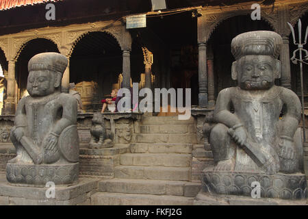 Les tuteurs sur l'entrée du temple, Magella sur Tachupal Tole, Bhaktapur, Népal Banque D'Images