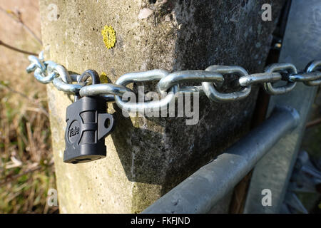 Chaîne et cadenas autour d'une barrière Banque D'Images