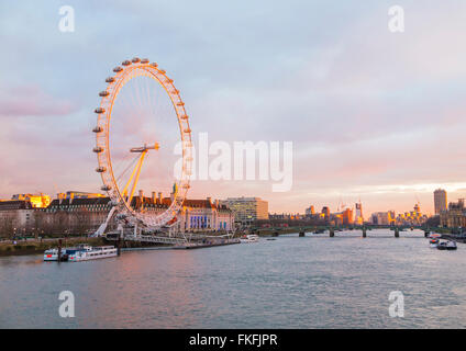 Sites touristiques emblématiques : douce soirée de lumière sur le célèbre London Eye au coucher du soleil, Banque du Sud, l'Hôtel de Ville et le pont de Westminster à l'arrière-plan, London, UK Banque D'Images