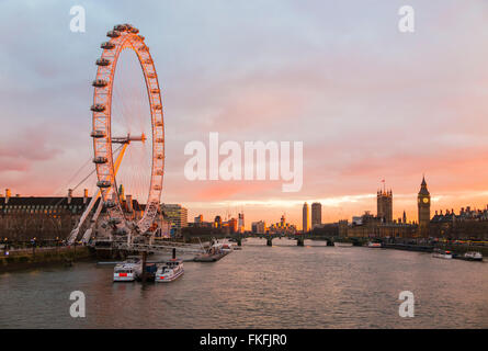 Douce soirée de lumière sur le London Eye au coucher du soleil, Rive Sud Embankment, Lambeth, County Hall Westminster Bridge et paysage, Londres, Royaume-Uni Banque D'Images