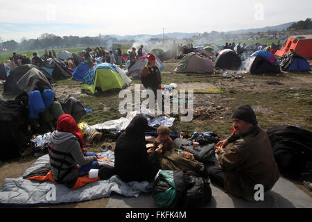 Idomeni, Grèce. 05Th Mar, 2016. Les réfugiés sont vus en Grèce du nord du village frontalier de Idomeni le 8 mars 2016. Des milliers de réfugiés sont bloqués en Grèce du nord du village frontalier de Idomeni, attente de l'ouverture de la frontière pour pénétrer en ex-République yougoslave de Macédoine (ARYM) pour continuer leur voyage. Source : Xinhua/Alamy Live News Banque D'Images