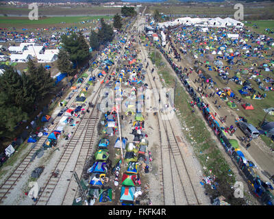 Idomeni, Grèce. 05Th Mar, 2016. Les réfugiés sont vus en Grèce du nord du village frontalier de Idomeni le 8 mars 2016. Des milliers de réfugiés sont bloqués en Grèce du nord du village frontalier de Idomeni, attente de l'ouverture de la frontière pour pénétrer en ex-République yougoslave de Macédoine (ARYM) pour continuer leur voyage. Source : Xinhua/Alamy Live News Banque D'Images