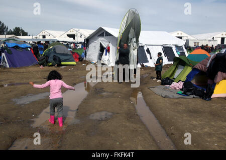 Idomeni, Grèce. 05Th Mar, 2016. Les réfugiés sont vus en Grèce du nord du village frontalier de Idomeni le 8 mars 2016. Des milliers de réfugiés sont bloqués en Grèce du nord du village frontalier de Idomeni, attente de l'ouverture de la frontière pour pénétrer en ex-République yougoslave de Macédoine (ARYM) pour continuer leur voyage. Source : Xinhua/Alamy Live News Banque D'Images