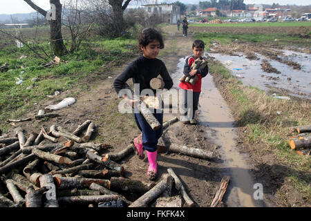 Idomeni, Grèce. 05Th Mar, 2016. Les réfugiés sont vus en Grèce du nord du village frontalier de Idomeni le 8 mars 2016. Des milliers de réfugiés sont bloqués en Grèce du nord du village frontalier de Idomeni, attente de l'ouverture de la frontière pour pénétrer en ex-République yougoslave de Macédoine (ARYM) pour continuer leur voyage. Source : Xinhua/Alamy Live News Banque D'Images