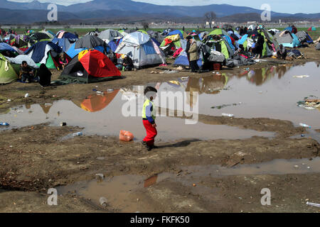 Idomeni, Grèce. 05Th Mar, 2016. Les réfugiés sont vus en Grèce du nord du village frontalier de Idomeni le 8 mars 2016. Des milliers de réfugiés sont bloqués en Grèce du nord du village frontalier de Idomeni, attente de l'ouverture de la frontière pour pénétrer en ex-République yougoslave de Macédoine (ARYM) pour continuer leur voyage. Source : Xinhua/Alamy Live News Banque D'Images