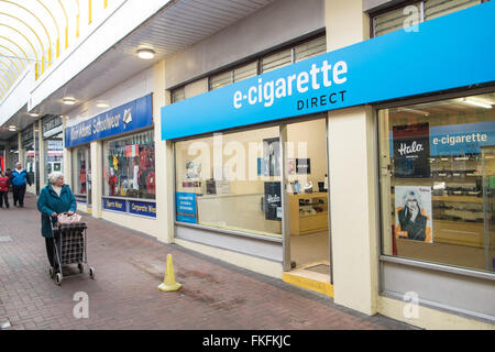 Marché couvert shopping mall area zone avec, electric, cigarette, boutique, magasin, dans, Llanelli, centre ville,Carmarthenshire, Pays de Galles, Royaume-Uni,Bretagne,British, Banque D'Images