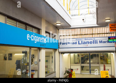 Marché couvert shopping mall area zone avec, electric, cigarette, boutique, magasin, dans, Llanelli, centre ville,Carmarthenshire, Pays de Galles, Royaume-Uni,Bretagne,British, Banque D'Images