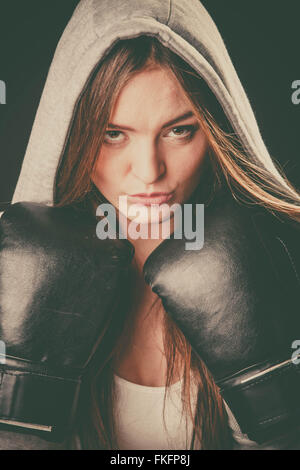 L'exercice de se préparer à se battre. L'esprit sportif et le corps solide. Jeune femme porter sportswear boxe avec adversaire. Sport et fitness Banque D'Images