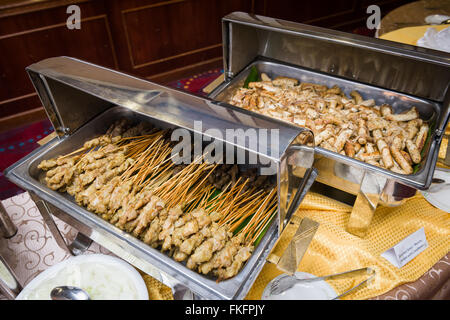 Des plats de style asiatique satay de viande (bâtons) et de la viande des saucisses. Banque D'Images