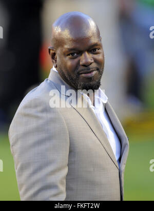 Miami, Florida, UNITED STATES. 7 Février, 2010. 7 févr. 2010, Miami, FL, USA ; l'ancien running back NFL Emmitt Smith promenades sur le terrain pendant l'échauffement avant arborant le Super Bowl XLIV entre les Indianapolis Colts et les New Orleans Saints au Sun Life Stadium. ZUMA Press/Scott A. Miller. © Scott A. Miller/ZUMA/Alamy Fil Live News Banque D'Images