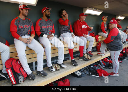 El Paso, TX, USA. Mar 8, 2016. Nouveau Mexique entraîneur assistant Buddy Gouldsmith, extrême droite, parle à l'entraîneur-chef Ray Birmingham dans l'abri avant le début d'un match de baseball à l'encontre de New Mexico State University à l'extrémité sud-ouest du parc de l'Université d'El Paso, au Texas, le mardi 8 mars 2016. © Andres Leighton/Albuquerque Journal/ZUMA/Alamy Fil Live News Banque D'Images