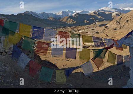 Drapeaux de prière sont situés sur le sommet de la montagne à Leh Ladakh, Inde Banque D'Images