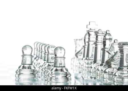 Groupe d'échecs en verre transparent silhouette flou guerre défi d'équipe Banque D'Images