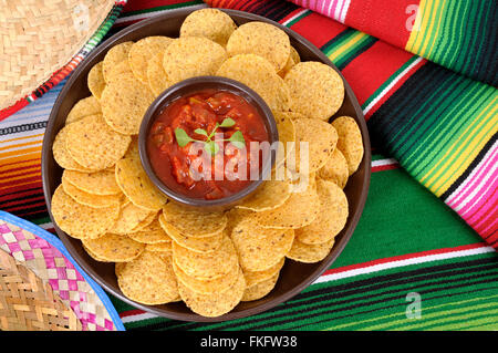 Sombreros mexicains traditionnels et des couvertures sarape avec de la salsa et des tortillas. Banque D'Images