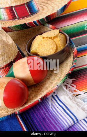 Sombreros mexicains traditionnels et des couvertures avec les maracas et sarape croustilles. Banque D'Images
