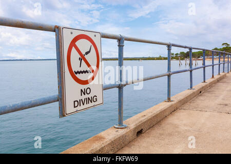 Aucun signe de Plongée sur un quai balustrade avec de l'eau de l'océan en arrière-plan Banque D'Images