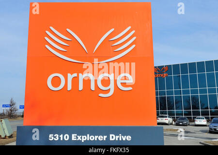 Ornge logo de l'entreprise et de l'affichage comme affiché à l'extérieur du siège social à Mississauga, le 8 mars 2016. IMAGES DE LA PRESSE CANADIENNE/ChanOrnge Dominic logo de l'entreprise et de l'affichage comme affiché à l'extérieur du siège social à Mississauga, le 8 mars 2016. Banque D'Images