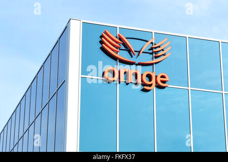 Ornge logo de l'entreprise et de l'affichage comme affiché à l'extérieur du siège social à Mississauga, le 8 mars 2016. IMAGES DE LA PRESSE CANADIENNE/ChanOrnge Dominic logo de l'entreprise et de l'affichage comme affiché à l'extérieur du siège social à Mississauga, le 8 mars 2016. Banque D'Images