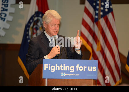 Bridgeton, Missouri, USA. Mar 23, 2010. L'ancien président Bill Clinton parle aux partisans alors qu'il faisait campagne pour sa femme et l'élection présidentielle candidat démocrate Hillary Clinton, au niveau du District 9 Machinistes Hall à Bridgeton, une banlieue de Saint Louis. Crédit : Gino's Premium Images/Alamy Live News Banque D'Images