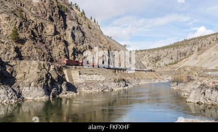 Travaillant dans le train accidenté canyon du Fraser en Colombie-Britannique, Canada Banque D'Images