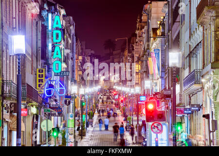 PORTO, PORTUGAL - 16 octobre 2014 : Shoppers flâner sur Rua Santa Catarina rue piétonne. Banque D'Images