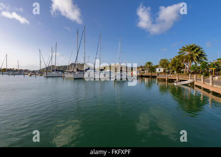 Yachts et bateaux ancrés dans des eaux turquoise des Caraïbes Banque D'Images