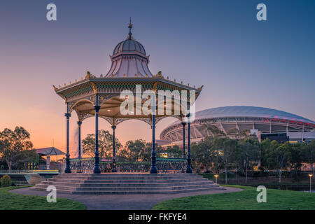 Coucher du soleil dans la rivière et comprennent la cité historique ornée et Elder Park Rotonde. Banque D'Images