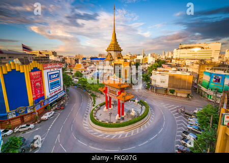 BANGKOK, THAÏLANDE - 23 septembre 2015 : Le Chinatown rond avec Wat Traimit derrière. Banque D'Images