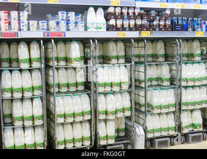 Lait dans le supermarché Aldi. UK Banque D'Images