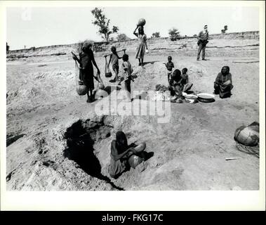 1978 - La sécheresse en Afrique : sécheresse dans ravage le continent de l'Afrique. Et la famine est une dure réalité pour des millions de personnes y vivent. L'alimentation d'urgence et l'approvisionnement en eau est la première nécessité. Mais à long terme pour les nombreux problèmes complexes ainsi que les politiques ont à résoudre. Les gens de creuser le lit du fleuve batha à la recherche de l'eau nécessaires surtout près de ATI. © Keystone Photos USA/ZUMAPRESS.com/Alamy Live News Banque D'Images