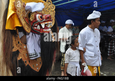 À Makassar, Indonésie. 8 mars, 2016. Assister à la procession hindoue de l'Indonésie à la veille du jour de Nyepi Silence. Balinais Nyepi est une fête hindoue célébrée chaque année selon le calendrier balinais. Jour Nyepi est une cérémonie destinée à nettoyer et purifier les âmes des fidèles hindous. Riezky Yermia / Alamy Live News. Banque D'Images