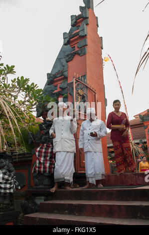 À Makassar, Indonésie. 8 mars, 2016. Assister à la procession hindoue de l'Indonésie à la veille du jour de Nyepi Silence. Balinais Nyepi est une fête hindoue célébrée chaque année selon le calendrier balinais. Jour Nyepi est une cérémonie destinée à nettoyer et purifier les âmes des fidèles hindous. Riezky Yermia / Alamy Live News. Banque D'Images