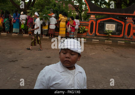 À Makassar, Indonésie. 8 mars, 2016. Assister à la procession hindoue de l'Indonésie à la veille du jour de Nyepi Silence. Balinais Nyepi est une fête hindoue célébrée chaque année selon le calendrier balinais. Jour Nyepi est une cérémonie destinée à nettoyer et purifier les âmes des fidèles hindous. Riezky Yermia / Alamy Live News. Banque D'Images