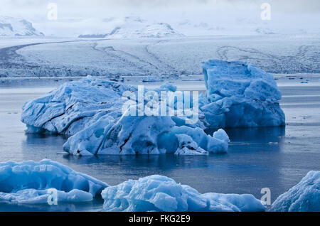 Les icebergs nageant dans la lagune de Jökulsarlon, le glacier de Solheimajökull, Myrdals Jökull, Icelandlotscher Banque D'Images