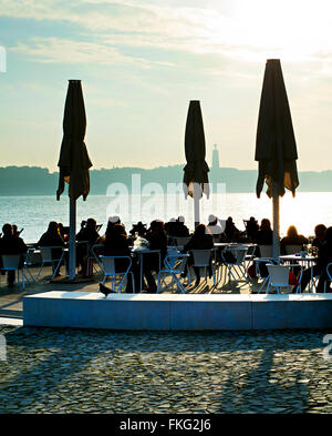 Les gens dans le restaurant en plein air sur les quais de Lisbonne, Portugal Banque D'Images