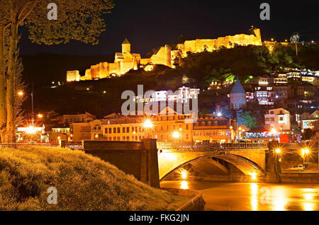 La vieille ville de Tbilissi avec Narikala célèbre château sur une colline dans la nuit Banque D'Images