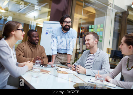 Les hommes d'affaires assis à table de conférence et discuter au cours de réunion d'affaires Banque D'Images