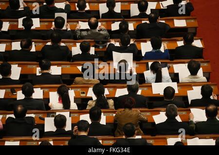 Beijing, Chine. Mar 9, 2016. Députés à la 12e Congrès national du peuple de participer à la deuxième séance plénière de la quatrième session de la 12e APN au Grand Palais du Peuple à Beijing, capitale de Chine, le 9 mars 2016. © Zhang Cheng/Xinhua/Alamy Live News Banque D'Images