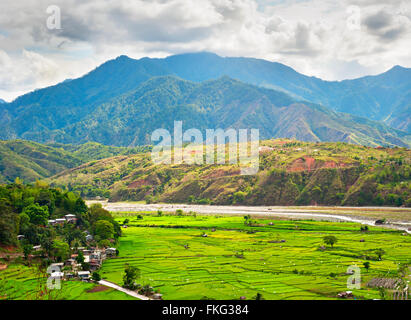 Village et champs de riz dans les montagnes de la Cordillère, Philippines Banque D'Images