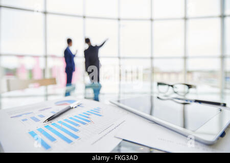 Close-up of business document et du touchpad à l'arrière-plan sur le lieu de travail des employés de bureau Banque D'Images