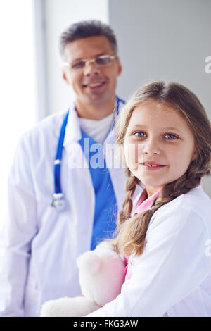 Portrait of cute little girl in hospital Banque D'Images