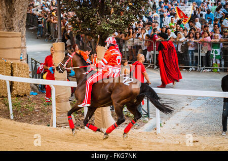 Asti, Italie - 15 septembre 2012 : les chevaux courir sur la ligne droite sous les tribunes des spectateurs au Palio d'Asti dans le Piémont, il Banque D'Images