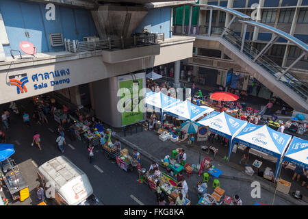 Le dimanche la rue Sala Daeng (Bangkok) envahi par les stands de nourriture. Sala Daeng envahie le Dimanche par des stands de nourriture. Banque D'Images