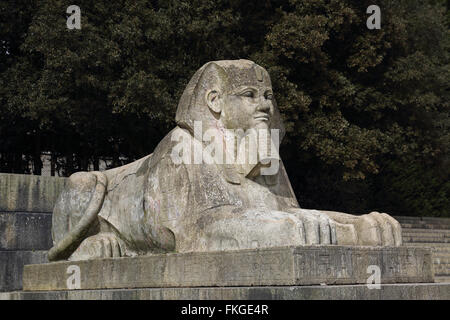 Un sphinx de pierre à Crystal Palace Park, Londres du sud. L'un des rares vestiges intacts de l'original Palais de Cristal Banque D'Images