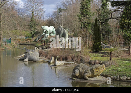 Dinosaure grandeur nature des statues dans Crystal Palace Park, Londres. Érigée dans le cadre de la grande exposition en 1854 Banque D'Images